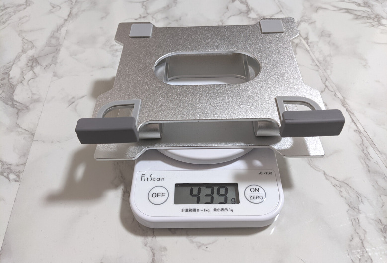 タブレットスタンドの重量を測ってる写真