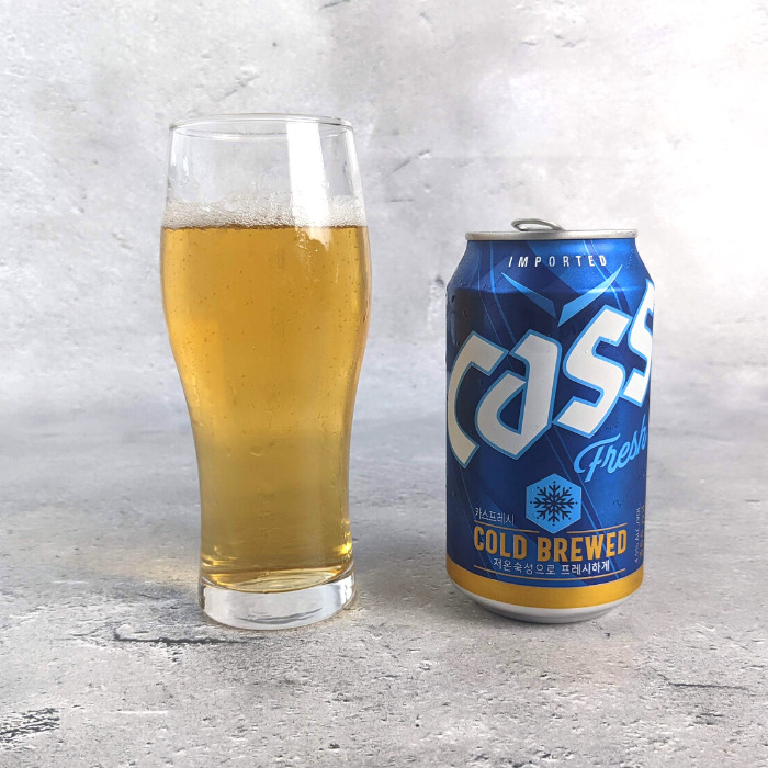 韓国ビール「CASS」缶とグラスに入ったCASS
