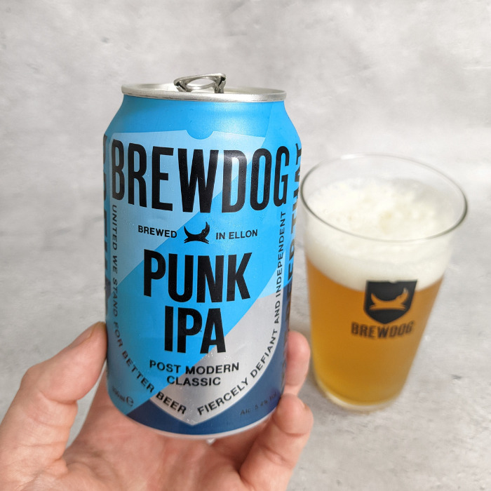 BrewDog「Punk IPA」の缶ビールを持っている様子