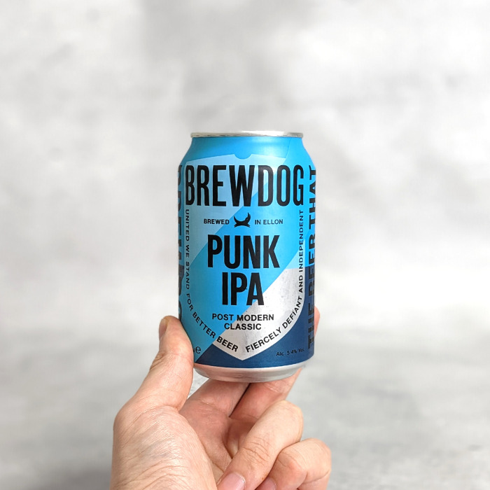 BrewDog「Punk IPA」の缶ビールを持っている様子