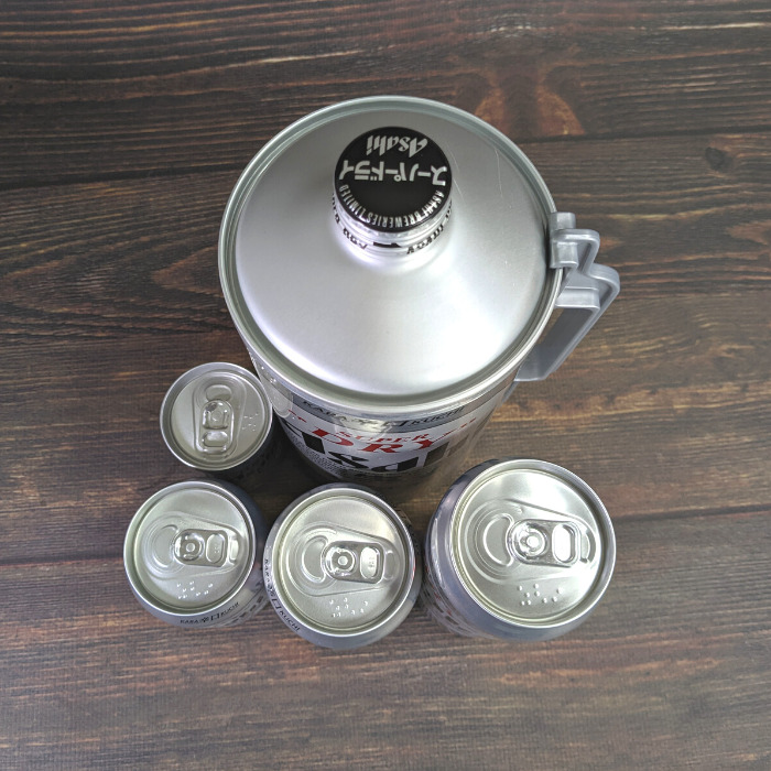上から見たミニ樽缶（2L）、ロング缶（500ml）、レギュラー缶（350ml）、ミニ缶（250ml）、超ミニ缶（135ml）