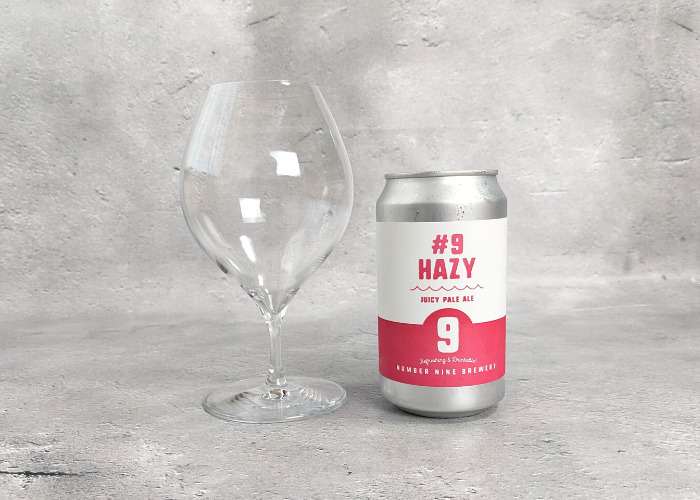 ナンバーナインブルワリー「#9 Hazy缶」と空のグラス
