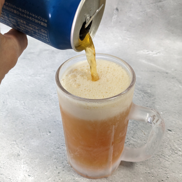 横浜ビール「横浜ラガー（缶）」をビールグラスに注いでいる写真