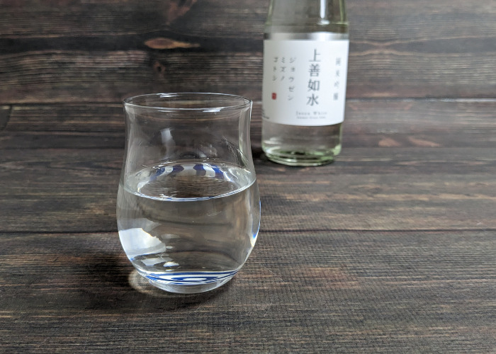 白瀧酒造「上善如水（720ml）」と白瀧酒造「上善如水（720ml）」がグラスに入っている様子