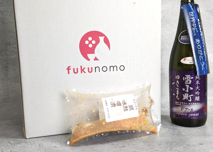 fukunomoのダンボールと届いた日本酒「雪小町 純米大吟醸」と「銀鮭味噌漬」