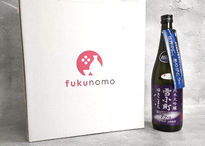fukunomoの配送されてきたダンボールとfukunomoで届いた日本酒「雪小町 純米大吟醸」