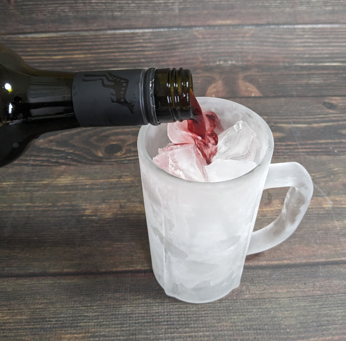 氷がたくさん入ったグラスにワインを注いでる様子
