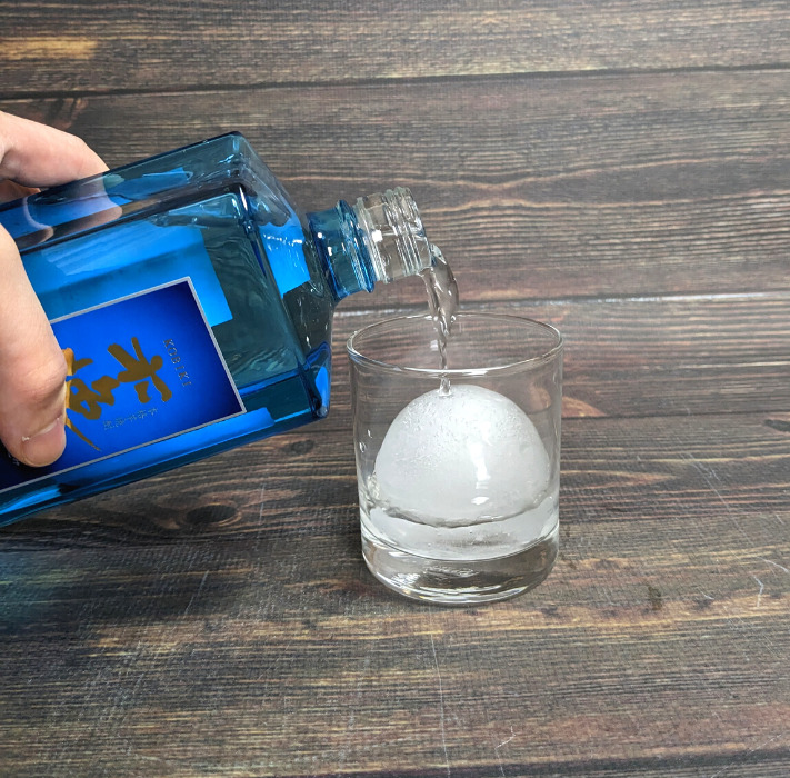 木挽BLUEの青瓶（720ml）をロックグラスに注いでる様子