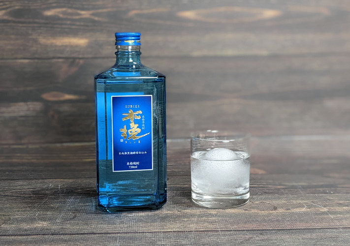 木挽BLUEの青瓶（720ml）と木挽BLUEを入れたロックグラス