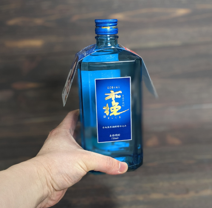 木挽BLUEの青瓶（720ml）を手で持っている様子