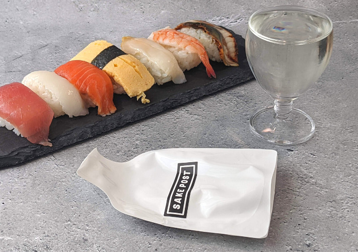 サケポストで届いた日本酒をお寿司と一緒に味わっているところ